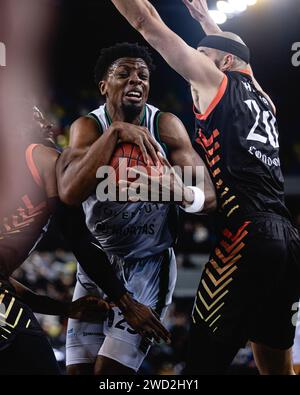 Joventut Badalona bat les London Lions dans un match de l'Eurocup serré à l'arène de la boîte de cuivre, Londres le 17 janvier 2024. Tyler Calvin Cook de Badalona. copyright caroljmoir Banque D'Images