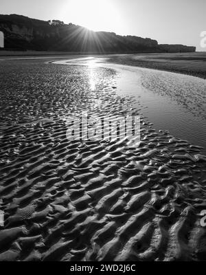 Falaises sur la plage d'Omaha près de Vierville-sur-Mer (Normandie, France) un matin d'été Banque D'Images