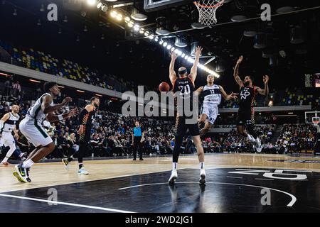 Joventut Badalona bat les London Lions dans un match de l'Eurocup serré à l'arène de la boîte de cuivre, Londres le 17 janvier 2024. Badalona, Shannon Evans passe le ballon. copyright caroljmoir Banque D'Images