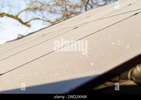 panneaux solaires gelés exposés au soleil sur le toit Banque D'Images