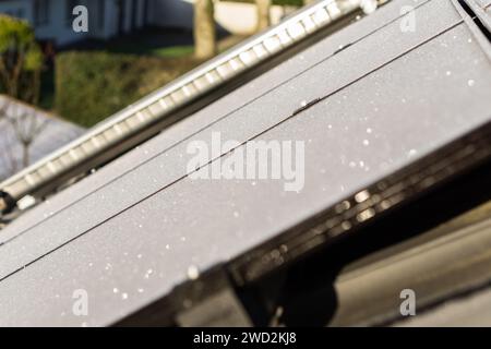 panneaux solaires gelés exposés au soleil sur le toit Banque D'Images