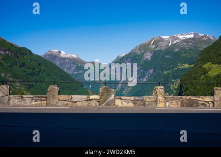 Mur de pierre barrière de circulation vue de l'autre côté du célèbre Hôtel Utsikten, The View, surplombant le fjord Geiranger, pendant une journée d'été sans nuages à Gei Banque D'Images