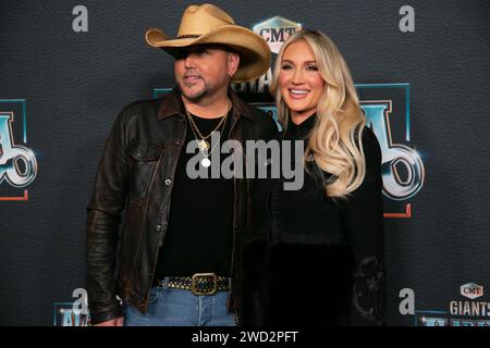 Nashville, États-Unis. 17 janvier 2024. Jason Aldean et Brittany Aldean arrivent sur le tapis rouge lors de l’enregistrement de « CMT Giants : Alabama » au Fisher Center for the Performing Arts de Belmont le 17 janvier 2024 à Nashville, Tennessee. (Photo de Kindell Buchanan/Sipa USA) crédit : SIPA USA/Alamy Live News Banque D'Images