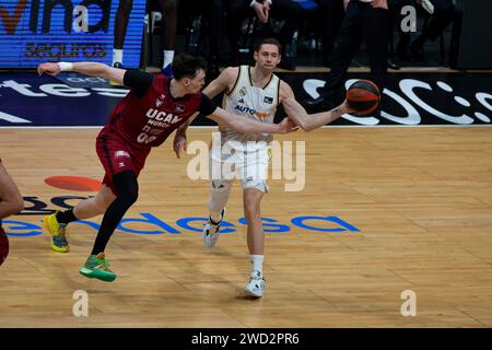 Rodions Kurucs attaquant letton de l'UCAM CB Murcia basket, Fabien Cauleur attaquant français, joueur du Real Madrid basket, pendant le match UCAM Murcia CB vs Banque D'Images