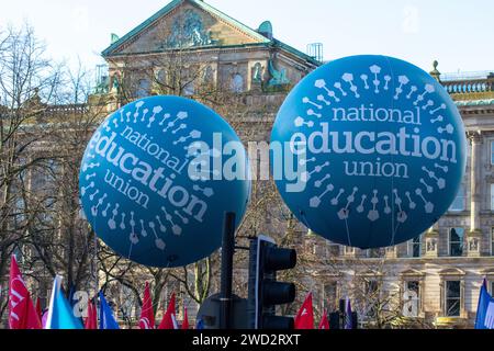 Belfast, Royaume-Uni, 18 01 2024, les syndicats organisent une marche vers la mairie pour exiger des augmentations de salaire dans le secteur public Credit : HeadlineX/Alamy Banque D'Images