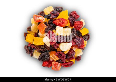 Vue de dessus pile de divers fruits tropicaux séchés isolés sur fond blanc avec chemin de découpage. Banque D'Images