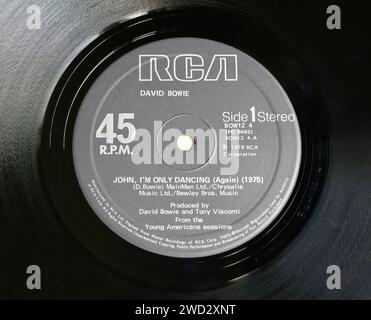 Photo gros plan d'une étiquette centrale sur un pressage original de 1979 d'un EP single vinyle disque John, I'm Only Dancing (Again) (1975) de David Bowie Banque D'Images