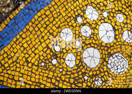Panneau de mosaïque fait de pièces de céramique multicolores. Incrustation de fond, mosaïque Banque D'Images