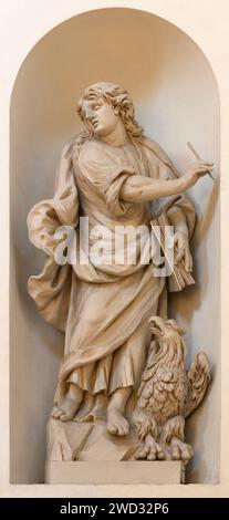 VICENCE, ITALIE - 6 NOVEMBRE 2023 : la satinée sculptée de Saint Jean l'Evangliste dans l'église Chiesa di San Filippo Neri par Orazio Marinali (1643 – 1720 Banque D'Images