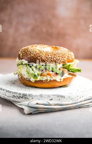 Copieux petit déjeuner Sandwich sur un bagel avec avocat, saumon, œuf Banque D'Images