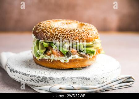 Copieux petit déjeuner Sandwich sur un bagel avec avocat, saumon, œuf Banque D'Images