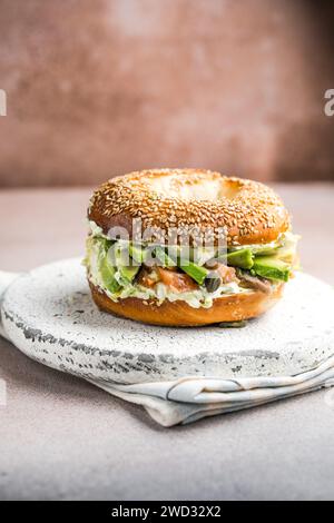 Copieux petit déjeuner Sandwich sur un bagel avec avocat, saumon, œuf Banque D'Images