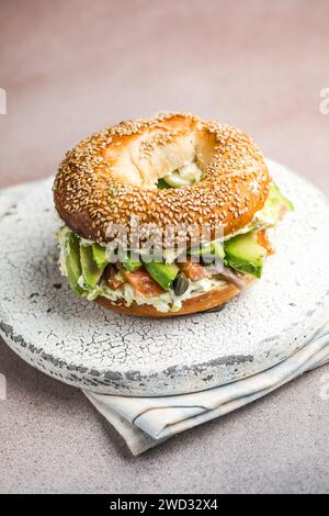 Copieux petit déjeuner Sandwich sur un bagel avec avocat, saumon, œuf Banque D'Images