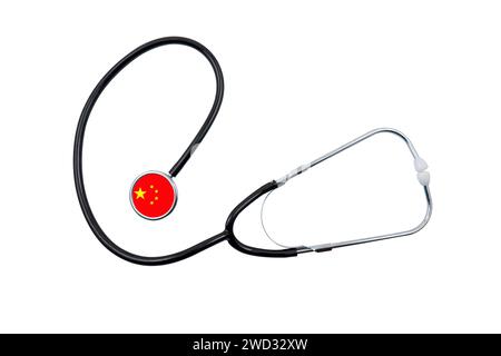 Stéthoscope avec une tête en forme de drapeau de la Chine, isolé sur un fond blanc. Concept du système de santé chinois Banque D'Images