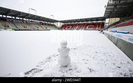 18.01.2024, xpsx, Lokal Offenbach Stadion Bieberer Berg im Schnee v.l. Stadion, Schnee Winter, Platz gesperrt Absage Sperrung Fussballplatz, Offenbach Hessen Deutschland DEU *** 18 01 2024, xpsx, local Offenbach stade Bieberer Berg in the Snow v l Stadium, hiver, neige, hiver, pitch, pitch fermé terrain fermé Banque D'Images