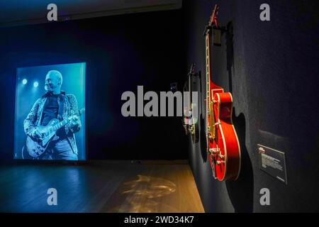 Londres, Royaume-Uni. 18 janvier 2024. . Une photo de Mark Knopfler jouant de la guitare. 120 guitares couvrant 50 ans de la collection personnelle de la légende de la musique Mark Knopfler de dire Straits avant la vente aux enchères de Londres chez Christie's le 31 janvier. 25% des recettes seront reversées à la Croix-Rouge britannique, Tusk et Brave Hearts du Nord-est. Crédit : amer ghazzal/Alamy Live News Banque D'Images