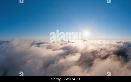 Beau lever de soleil sur ciel nuageux. Vue depuis le drone au-dessus des nuages. Banque D'Images