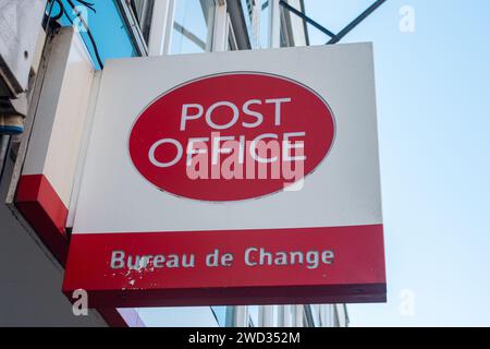 Windsor, Berkshire, Royaume-Uni. 18 janvier 2024. Un bureau de poste à Windsor, Berkshire. Entre 1999 et 2015, la poste a poursuivi des centaines de sous-maîtres de poste et de postresses en raison du système INFORMATIQUE Horizon défectueux de Fujitsu. Un certain nombre d'entre eux ont passé à tort du temps en prison pour avoir commis une fraude. Le PDG européen de Fujitsu en Europe, Paul Patterson, a déclaré que la société avait une « obligation morale » de contribuer à un système de réparation pour les victimes des postes et il s'est excusé pour le rôle de la société dans « cette erreur judiciaire épouvantable ». Crédit : Maureen McLean/Alamy Live News Banque D'Images