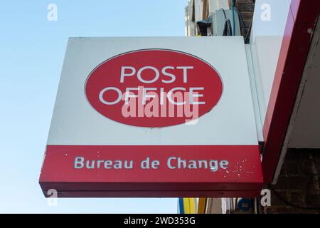 Windsor, Berkshire, Royaume-Uni. 18 janvier 2024. Un bureau de poste à Windsor, Berkshire. Entre 1999 et 2015, la poste a poursuivi des centaines de sous-maîtres de poste et de postresses en raison du système INFORMATIQUE Horizon défectueux de Fujitsu. Un certain nombre d'entre eux ont passé à tort du temps en prison pour avoir commis une fraude. Le PDG européen de Fujitsu en Europe, Paul Patterson, a déclaré que la société avait une « obligation morale » de contribuer à un système de réparation pour les victimes des postes et il s'est excusé pour le rôle de la société dans « cette erreur judiciaire épouvantable ». Crédit : Maureen McLean/Alamy Live News Banque D'Images