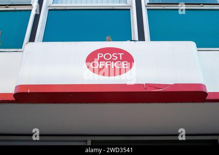Windsor, Berkshire, Royaume-Uni. 18 janvier 2024. Un bureau de poste à Windsor, Berkshire. Entre 1999 et 2015, la poste a poursuivi des centaines de sous-maîtres de poste et de postresses en raison du système INFORMATIQUE Horizon défectueux de Fujitsu. Un certain nombre d'entre eux ont passé à tort du temps en prison pour avoir commis une fraude. Le PDG européen de Fujitsu en Europe, Paul Patterson, a déclaré que la société avait une « obligation morale » de contribuer à un système de réparation pour les victimes des postes et il s'est excusé pour le rôle de la société dans « cette erreur judiciaire épouvantable ». Crédit : Maureen McLean/Alamy Live News Banque D'Images