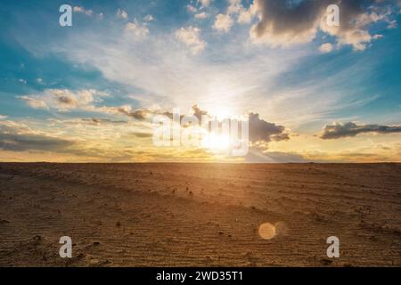 Dunes de sable avec en toile de fond un beau ciel au coucher du soleil. Banque D'Images