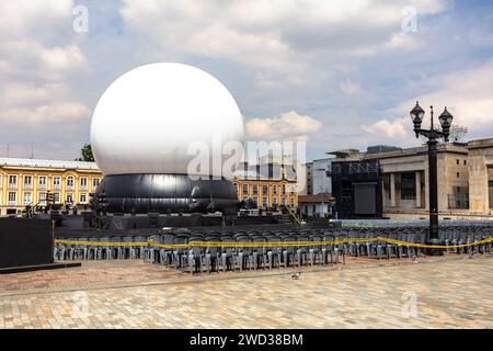 Impressionnant dôme sur la Plaza de Bolivar, 18 mètres de diamètre dans le centre de Bogota, se préparant à 10 millions d'étoiles : constellations, l'un des lar Banque D'Images