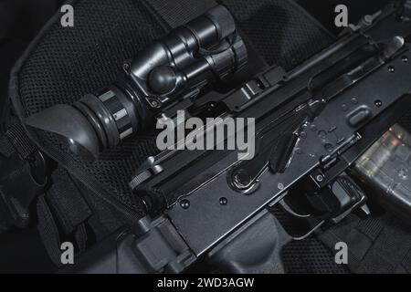 Fusil d'assaut AKM avec dispositif de vision nocturne gt 14, photo en gros plan. Photo de haute qualité Banque D'Images