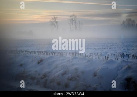 France. 18 janvier 2024. © PHOTOPQR/VOIX DU NORD/PIERRE ROUANET ; 18/01/2024 ; VALENCIENNOIS, LE 18/01/2024. Episode de neige et verglas dans le Valenciennois (Meteo, intempestives). Dans le train (TER hauts de France) entre Lille et Valenciennes, l'Amandinois. PHOTO PIERRE ROUANET LA VOIX DU NORD France, 18 janvier 2024. Il a snown dans le nord de la France crédit : MAXPPP/Alamy Live News Banque D'Images