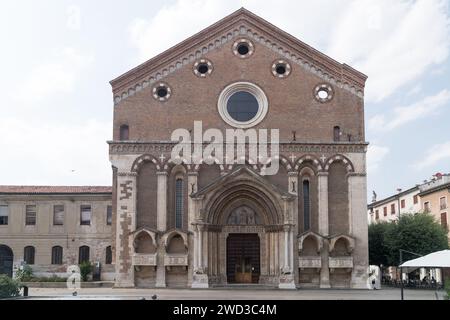 Quatre sarcophages gothiques, dont celui de Lapo degli Uberti, sur la façade Andriolo de Santi de l'église gothique Chiesa di San Lorenzo (église de San Lorenzo) construite en XII Banque D'Images
