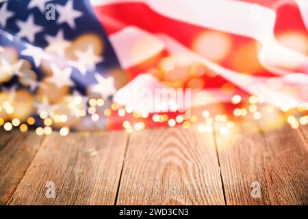 Contexte du 4 juillet. Table de planche en bois vide avec drapeau américain des États-Unis et feux d'artifice étincelants brûlants et lumières dorées bokeh. Travail heureux , Independ Banque D'Images