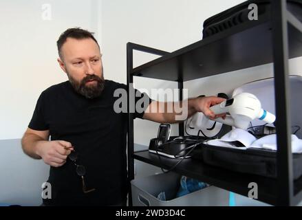 Non exclusive : KHARKIV, UKRAINE - 17 JANVIER 2024 - neurochirurgien, physiothérapeute et vétéran Oleksandr Markov montre aux journalistes autour du Rehabi Banque D'Images