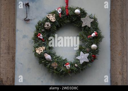 Couronne de Noël festive sur un volet de fenêtre en bois antique dans le village pittoresque de Barr en Alsace, France. Banque D'Images