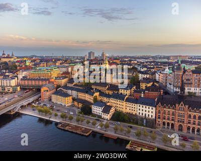 Skyline de Stockholm au crépuscule, vue sur Södermalm et vers Globen. Rive nord vers la vieille ville connue sous le nom de Slussen, fin septembre. Banque D'Images