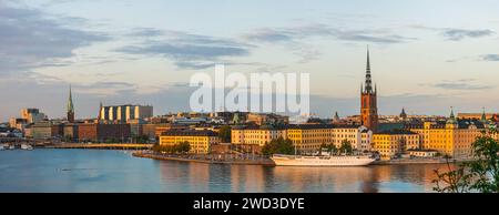Une vue panoramique détaillée de la vieille ville de Stockholm dans les lumières du soleil du soir en automne, riddarholmen, vieille ville, kungsholmen et le centre-ville Banque D'Images