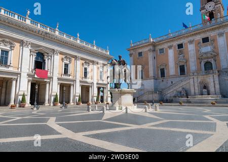 ROME, ITALIE - 1 SEPTEMBRE 2021 : la statue de bronze de l'empereur Marc Aurèle sur la place Piazza Campidoglio comme une copie de la statue romaine originale. Banque D'Images