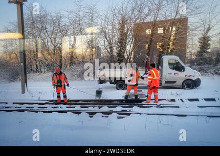 France. 18 janvier 2024. © PHOTOPQR/VOIX DU NORD/PIERRE ROUANET ; 18/01/2024 ; VALENCIENNOIS, LE 18/01/2024. Episode de neige et verglas dans le Valenciennois (Meteo, intempestives). Dans le centre ville de Valenciennes. Gare SNCF, entretien des voies, ferroviaire, TER hauts de France. PHOTO PIERRE ROUANET LA VOIX DU NORD France, 18 janvier 2024. Il a snown dans le nord de la France crédit : MAXPPP/Alamy Live News Banque D'Images