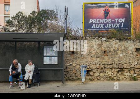 Marseille, France. 03 janvier 2024. Les passagers attendent à un arrêt de bus RTM avec une publicité géante recrutant des volontaires pour les Jeux Olympiques de Paris 2024 dans le quartier de la Rose à Marseille, France, le 03 janvier 2024. Photo de Laurent coust/ABACAPRESS.COM crédit : Abaca Press/Alamy Live News Banque D'Images