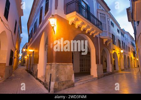 Ciutadella, Minorque, Îles Baléares, Espagne. Vue le long illuminé ses Voltes, une célèbre rue de la vieille ville, à l'aube. Banque D'Images