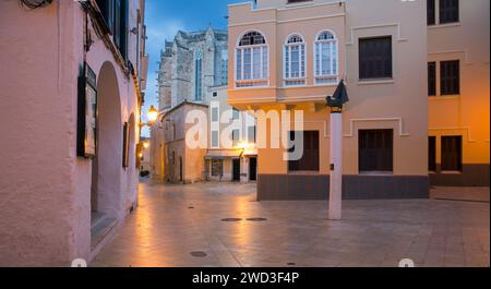 Ciutadella, Minorque, Îles Baléares, Espagne. Vue le long illuminé ses Voltes, une célèbre rue de la vieille ville, à l'aube. Banque D'Images