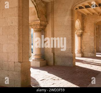 Ciutadella, Minorque, Îles Baléares, Espagne. Arcade ensoleillée sous l'hôtel de ville du 19e siècle sur la Plaça d'es Born, lever du soleil. Banque D'Images