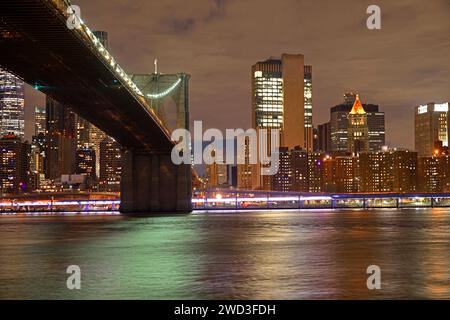 Vue nocturne sur la ville. Manhattan et Brooklyn Bridge la nuit en hiver. New York, États-Unis Banque D'Images
