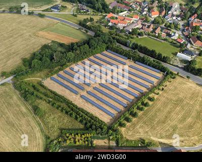 Centrale solaire moderne, panneaux photovoltaïques production d'électricité d'énergie verte, nouvelle centrale électrique, crise énergétique européenne, Green Deal, vue aérienne Banque D'Images