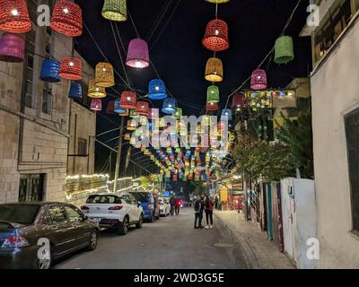 Lumière de rue arc-en-ciel dans le centre-ville d'Amman, Jordanie, motifs abstraits Banque D'Images