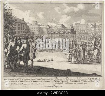 Mariage entre la princesse Charlotte von Brunswijk -Wolfenbüttel et le prince Alexis Petritwitz, Pieter Schenk (II) (possible), d'après Adolf van der Laan, 1720 - 1727 impression sous un auvent sur un carré, la princesse Charlotte von Brunswijk-Wolfenbüttel et Prins Alexis Petritwitz sont liés à l'intérêt public réel. Deux chiens courent sur la place. En bas à gauche un texte à trois litiges en néerlandais avec une explication de la performance et la même explication en latin à droite. Cérémonies de mariage (civil) de gravure sur papier Amsterdam. place du village, place (+ ville(-scape) avec chiffres, staffage) Banque D'Images