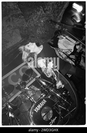 TOYAH, CONCERT, 1993 : L'icône punk Toyah Wilcox jouant en concert chez TJ's à Newport, pays de Galles, Royaume-Uni le 9 novembre 1993. Photo : Rob Watkins. INFO : Toyah Willcox, connue sous le nom de Toyah, est une chanteuse, actrice et présentatrice britannique. Prenant de l'importance à la fin des années 70 et 80, sa présence sur scène vibrante et sa carrière diversifiée englobent la musique pop, le cinéma et le théâtre, l'établissant comme une artiste aux multiples facettes et emblématique. Elle est apparue dans Strictly Come Dancing en 2024. Banque D'Images