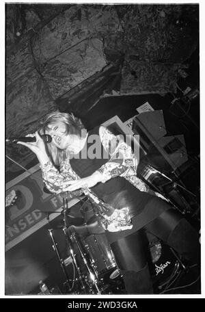 TOYAH, CONCERT, 1993 : L'icône punk Toyah Wilcox jouant en concert chez TJ's à Newport, pays de Galles, Royaume-Uni le 9 novembre 1993. Photo : Rob Watkins. INFO : Toyah Willcox, connue sous le nom de Toyah, est une chanteuse, actrice et présentatrice britannique. Prenant de l'importance à la fin des années 70 et 80, sa présence sur scène vibrante et sa carrière diversifiée englobent la musique pop, le cinéma et le théâtre, l'établissant comme une artiste aux multiples facettes et emblématique. Elle est apparue dans Strictly Come Dancing en 2024. Banque D'Images