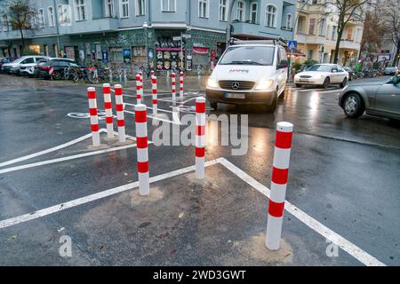 Neues Verkehrskonzept Reuterkiez soll den Durchgangsverkehr von Nebenstraßen auf die Hauptstrassen verlagern. Einbahnstraßen, Poller und sperren für d Banque D'Images