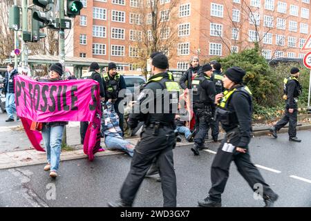 Demo, Elsenbrücke, Letzte Generation, Klimaaktvisten sperren den Verkehr zur Elsenbrücke, blocus à Berlin-Treptow, Der Protest startet unter dem T. Banque D'Images