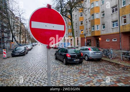 Neues Verkehrskonzept Reuterkiez soll den Durchgangsverkehr von Nebenstraßen auf die Hauptstrassen verlagern. Einbahnstraßen, Poller und sperren für d Banque D'Images