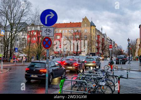 Neues Verkehrskonzept Reuterkiez soll den Durchgangsverkehr von Nebenstraßen auf die Hauptstrassen verlagern. Einbahnstraßen, Poller und sperren für d Banque D'Images